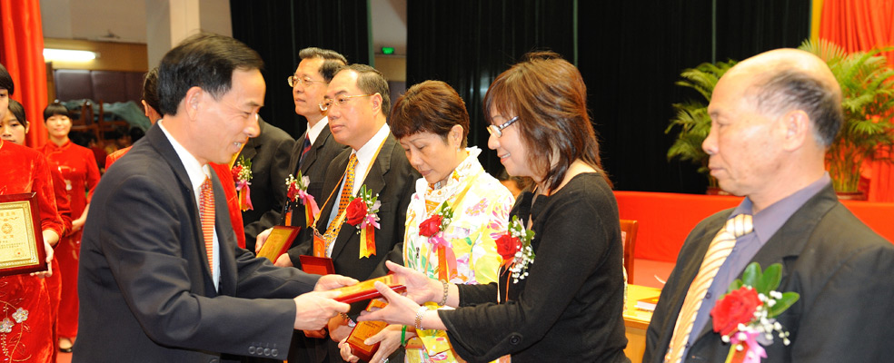 廣東僑聯騁本會為海外文化交流中心基地委員合照