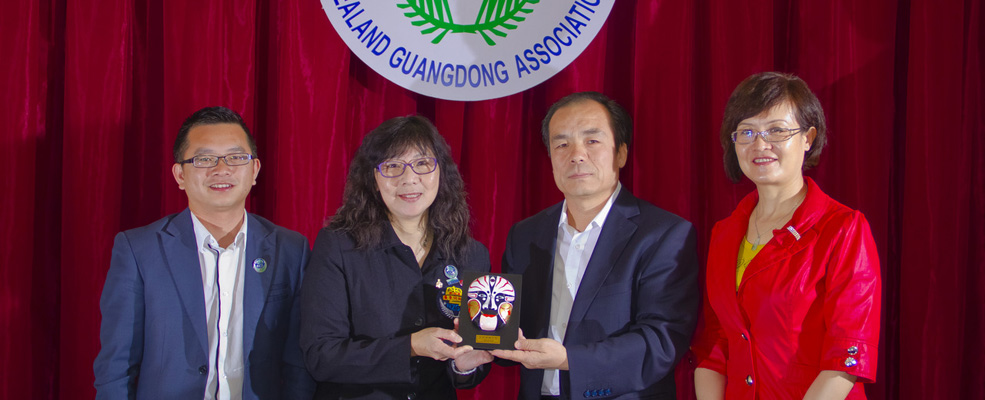 代表團和新西蘭廣東同鄉會代表們、熱情揚溢交談，並交換禮物